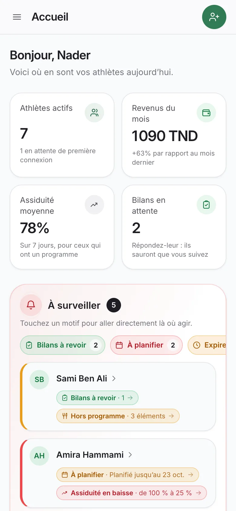 L’accueil coach sur un téléphone : les athlètes à suivre, avec le motif de chacun.